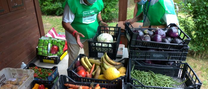 Volontari redistribuiscono frutta e verdura invenduta dei mercati